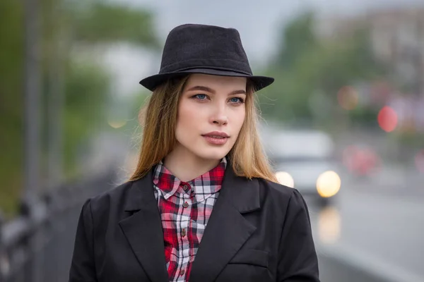 Portrait Une Belle Jeune Femme Dans Les Rues Ville Photo — Photo