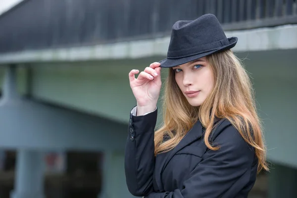Portret Van Een Mooie Jonge Vrouw Straten Van Stad Modefoto — Stockfoto