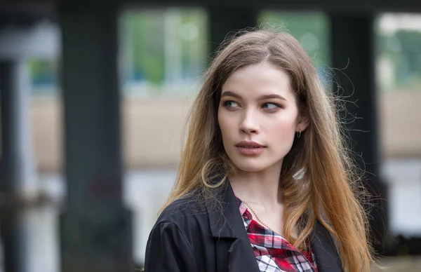 Portret Van Een Mooie Jonge Vrouw Straten Van Stad Modefoto — Stockfoto