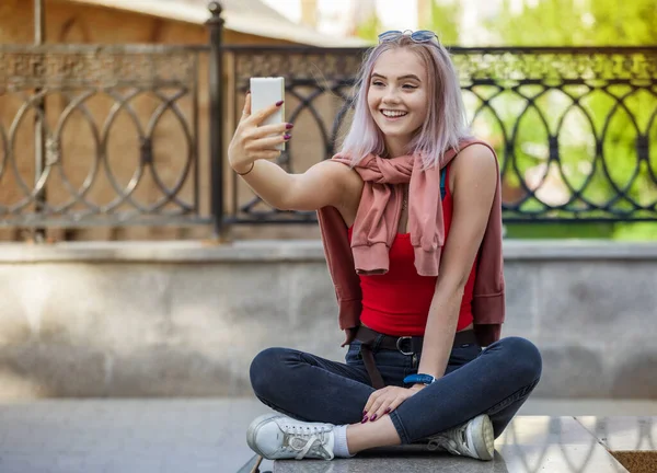 都会の中で幸せな若い女性が自撮りをする 今日の若者の娯楽 — ストック写真