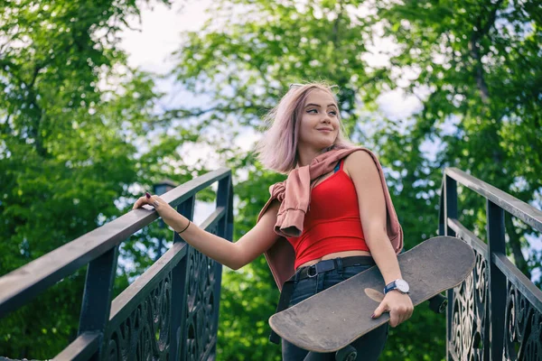 Jovem Mulher Feliz Com Skate Suas Mãos Livre — Fotografia de Stock