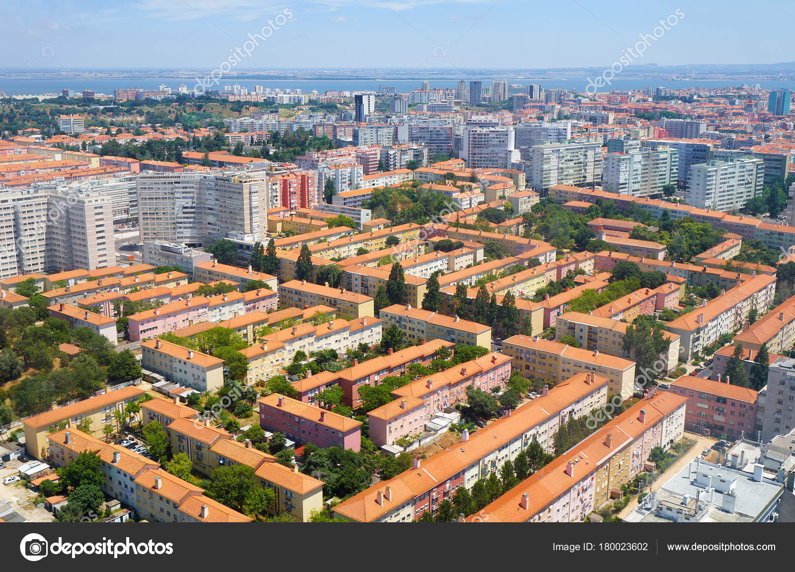 Vista panorâmica dos bairros residenciais de Lisboa. Portu. — Stock