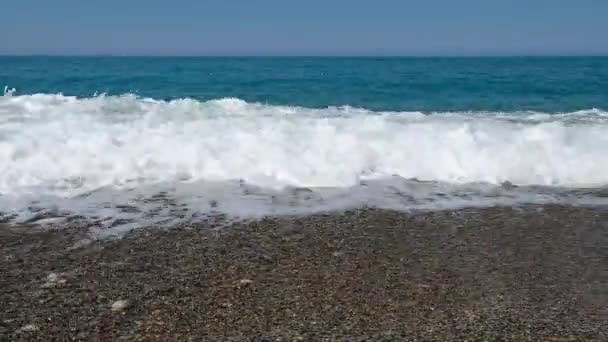 Petra tou Romiou nebo Aphrodite Rock Beach, jednou z hlavních atrakcí a památek ostrova Kypr. Aphrodite rock beach je rodištěm bohyně Afrodita. Pahos, Kypr.