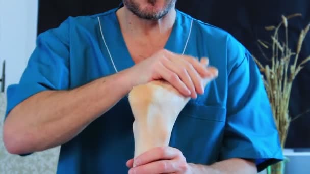 Masaż nóg dla kobiety — Wideo stockowe