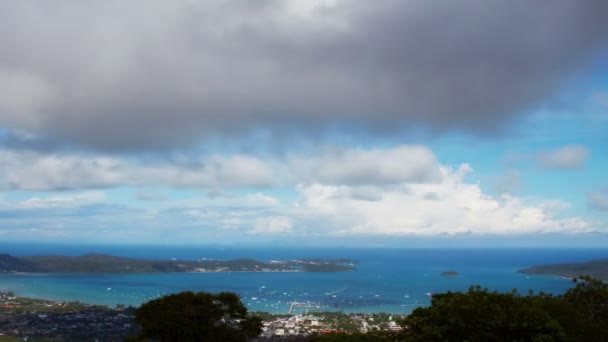 Облака в голубом небе над заливом — стоковое видео