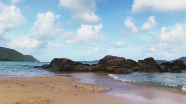 Surfen am tropischen Strand — Stockvideo