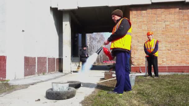 Firefighters are trained to extinguish the fire — Stock Video