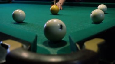 Ağır çekimde Pool oyunu