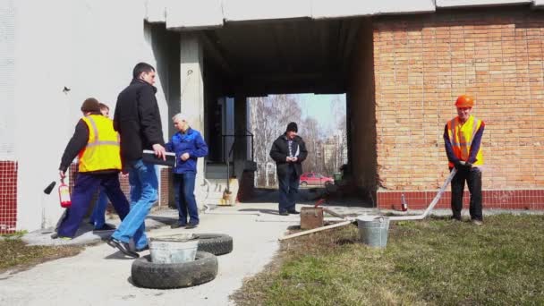 Los bomberos están entrenados para extinguir el fuego — Vídeos de Stock