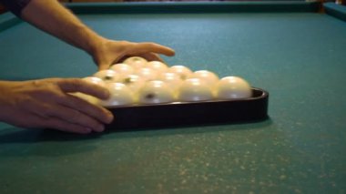 adam hazırlanıyor Bilardo piramit