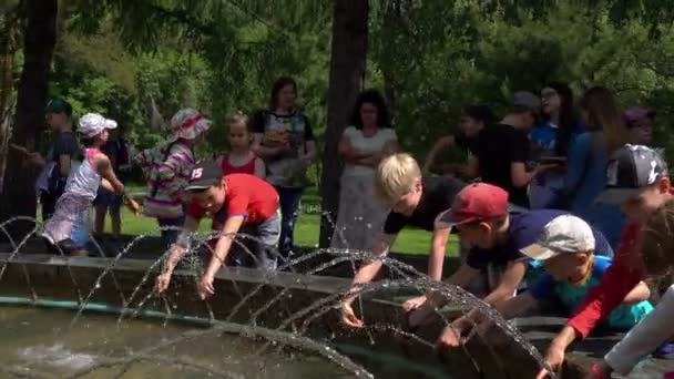 Kinderen met plezier bij stad fontein — Stockvideo