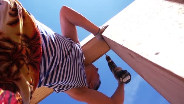 Constructor construyendo casa de madera — Vídeos de Stock