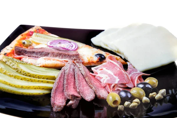Pizza med kött och ingredienser — Stockfoto
