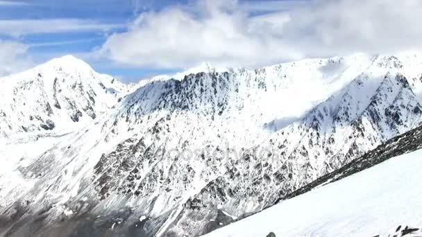 多雪的阿尔泰山脉风景如画 — 图库视频影像