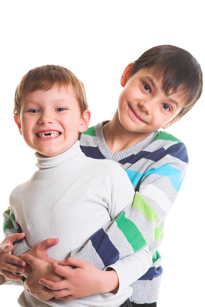 два маленьких счастливых мальчика
