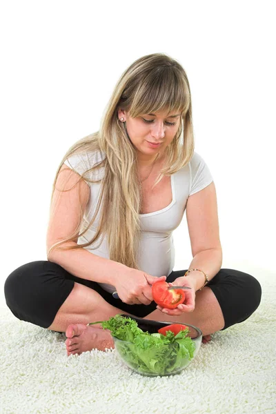 Mulher loira grávida fazendo salada — Fotografia de Stock