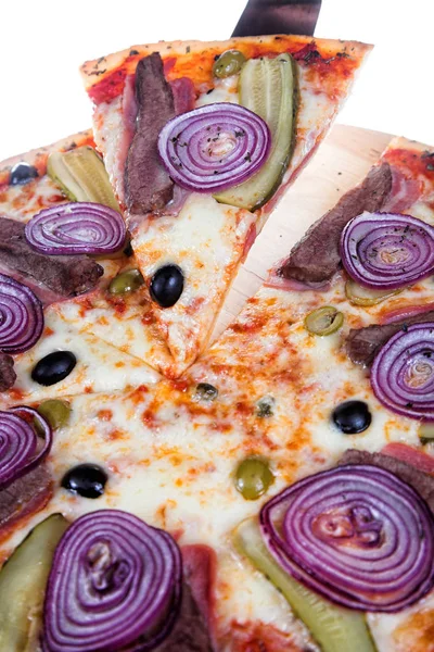 Итальянская пицца с мясом и луком — стоковое фото