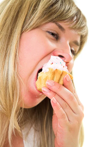 Blonde vrouw eten taart — Stockfoto