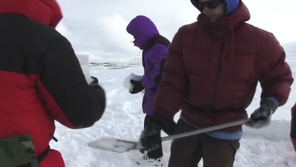 Alpinistas que estabelecem tenda — Vídeo de Stock