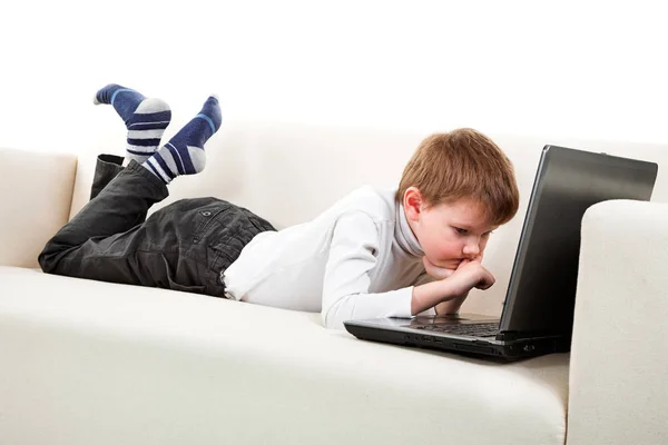 Niño pequeño usando portátil — Foto de Stock