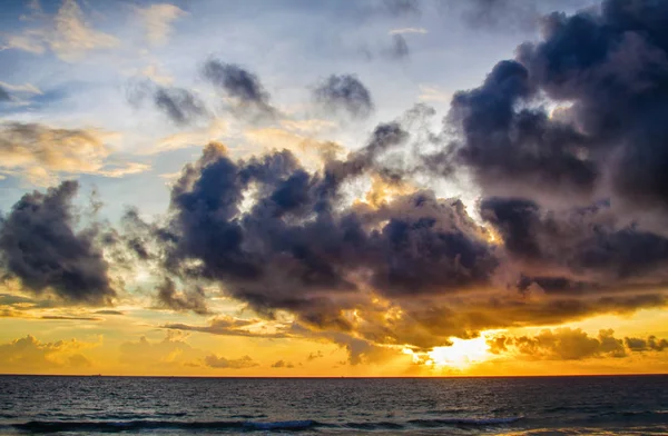 Тучи на закате неба и моря — стоковое фото