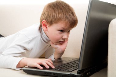 küçük çocuk laptop kullanma