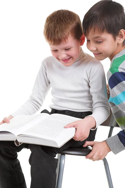 Два маленьких мальчика читают книгу — стоковое фото