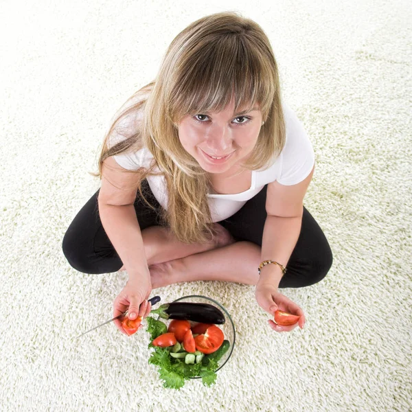 Mujer rubia embarazada haciendo ensalada — Foto de Stock