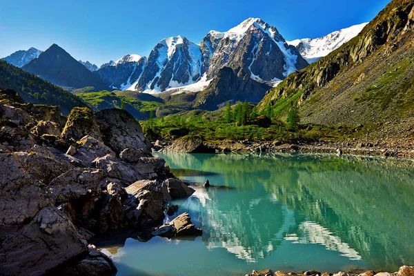 Sjön omges av berg — Stockfoto