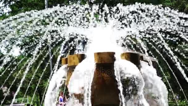 Cool місто фонтан — стокове відео