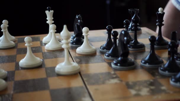 Dos hombres jugando al ajedrez — Vídeo de stock