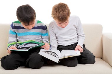 iki küçük çocuğu kitap okuma
