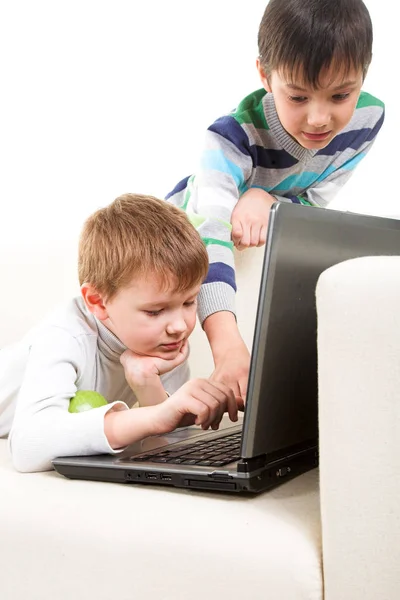 Два мальчика с помощью ноутбука — стоковое фото