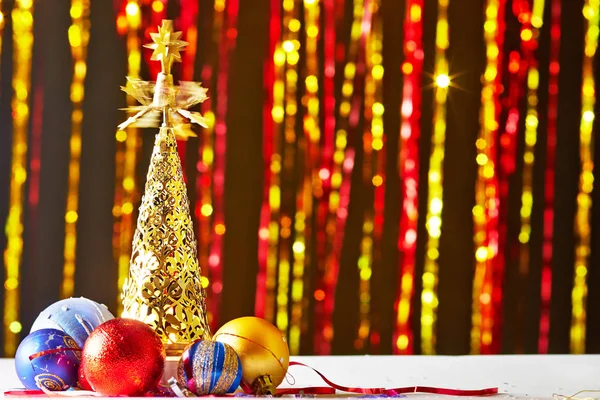 Χριστουγεννιάτικο δέντρο και χριστουγεννιάτικα μπάλες — Φωτογραφία Αρχείου