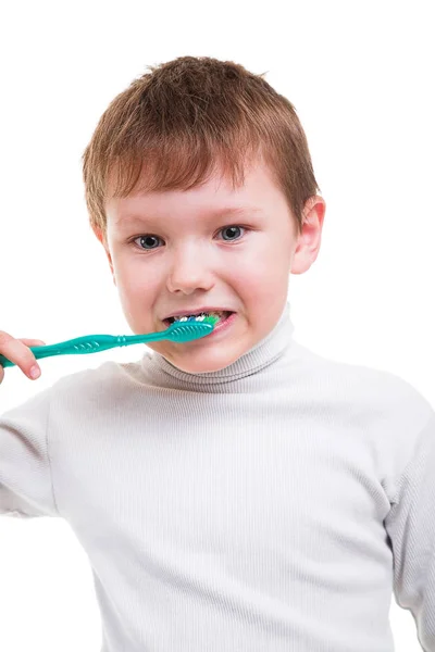 Niño pequeño cepillándose los dientes —  Fotos de Stock