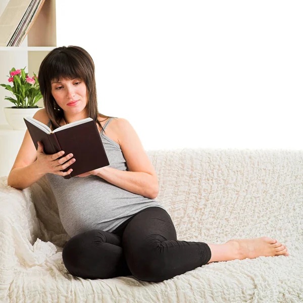 Schwangere liest Buch — Stockfoto
