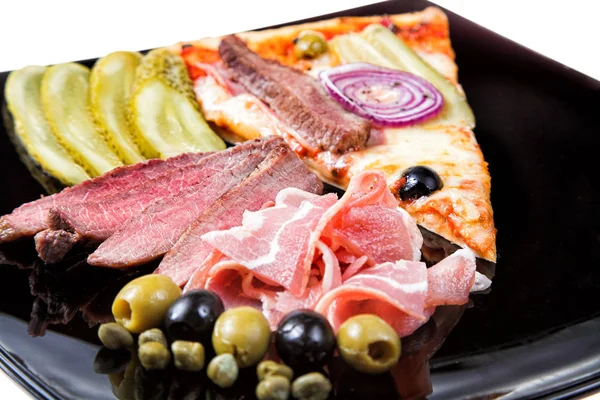 Pizza mit Fleisch und Zutaten — Stockfoto