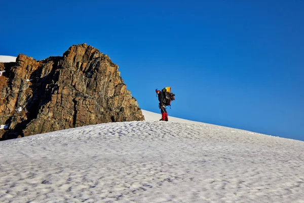 Skialpinistických v zasněžených horách Stock Snímky