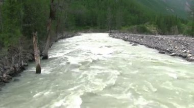 rush akım ile zengin nehir