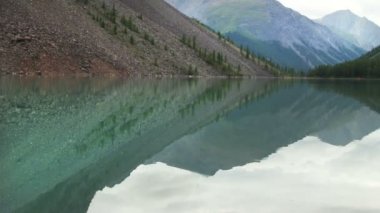 dağlar yansıtan Gölü 