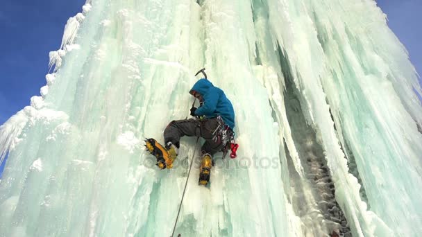 Ice Climbing Mountaineer — Stock Video