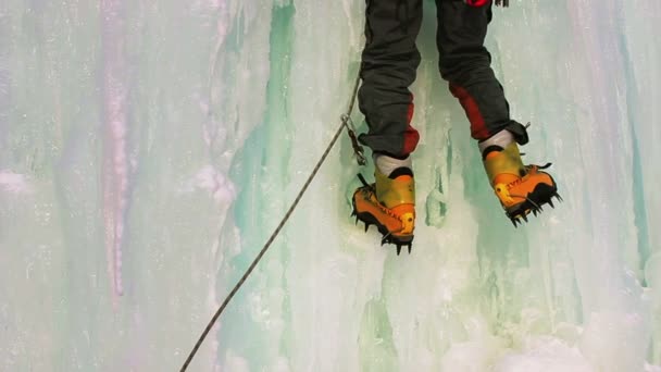 Escalada de hielo montañista — Vídeo de stock