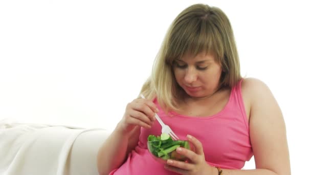 Pregnant blonde woman eating salad — Stock Video