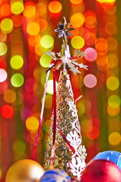 Χριστουγεννιάτικο δέντρο και χριστουγεννιάτικα μπάλες — Φωτογραφία Αρχείου