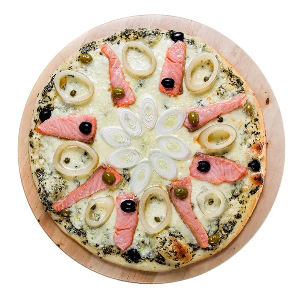 Heerlijke pizza met zalm en inktvis ringen — Stockfoto