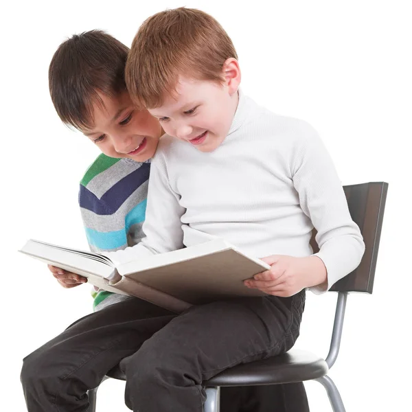 Dos niños pequeños leyendo libro Imagen De Stock