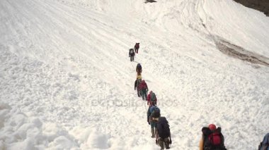 alpinists karlı dağlarda