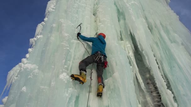 Isen klättring bergsbestigare — Stockvideo