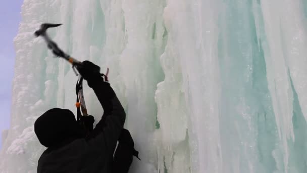 Escalada de hielo montañista — Vídeo de stock