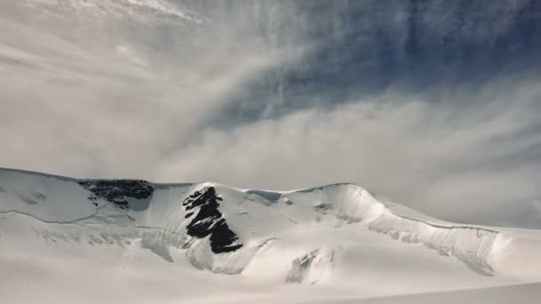 多雪的阿尔泰山脉风景如画 — 图库视频影像